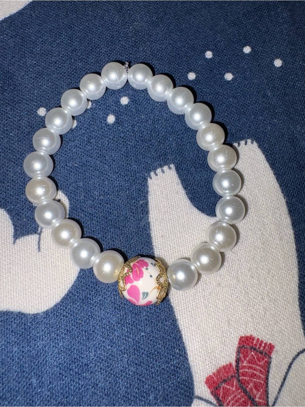 Elegant White Pearl Stretch Bracelet with Pink Floral Accent